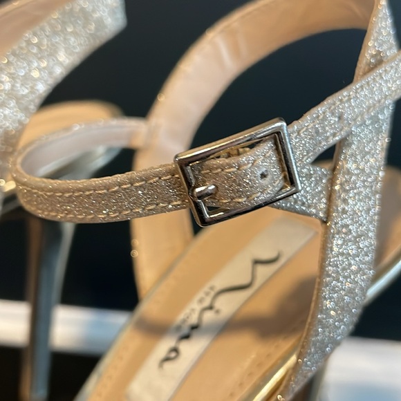 Nina size 7M. Gold Strappy platform buckled heels - Picture 2 of 8